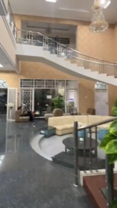 Potret Rumah Mewah Old Money Jadi Tempat Jualan Jus, Definisi Orang Kaya Lagi Gabut!