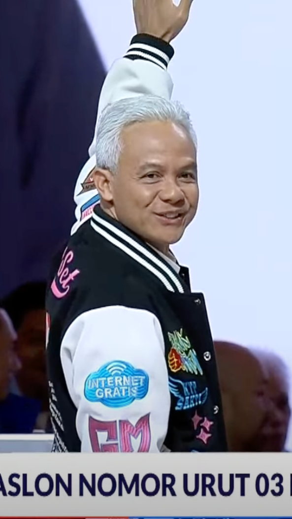 Bergaya Muda, Debat Terakhir Ganjar dan Mahfud Kompak Pakai Jaket Varsity Hitam-Putih