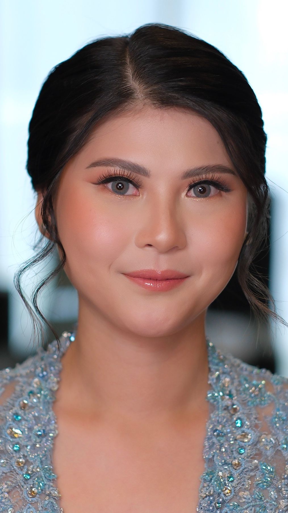 Kecantikan Mitzi juga begitu terpancar dengan makeup flawless dan gaya rambut yang simpel