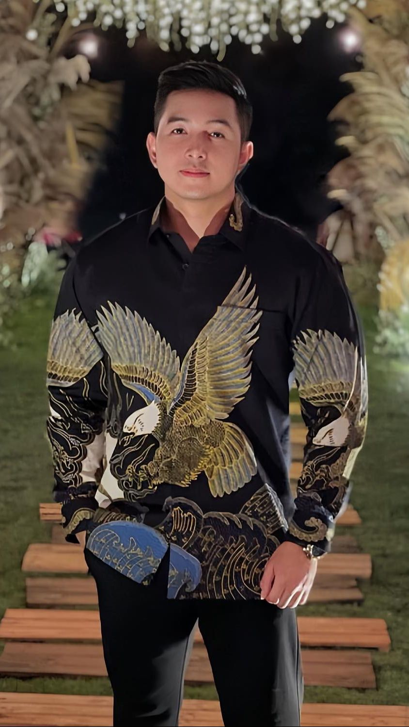 Paras tampannya pun tak luput dari sorotan