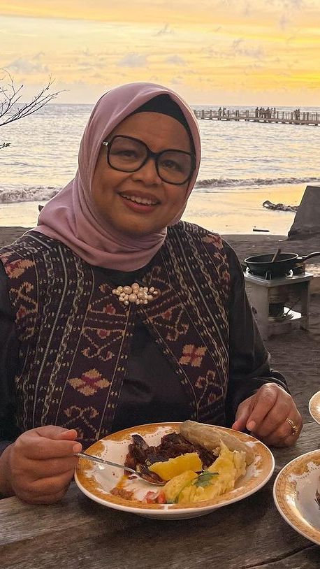 Momen Akrab Istri Anies dan Puan Maharani Ngobrol dan Foto Bareng di Sela Debat Capres, Sinyal Koalisi?