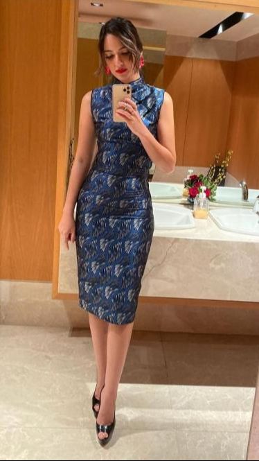 Bukan Nia Ramadhani jika tak glamor kala menggunakan baju cheongsam.