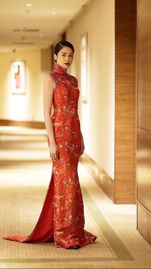 Laura Basuki tampak leegan dengan cheongsam warna merah.