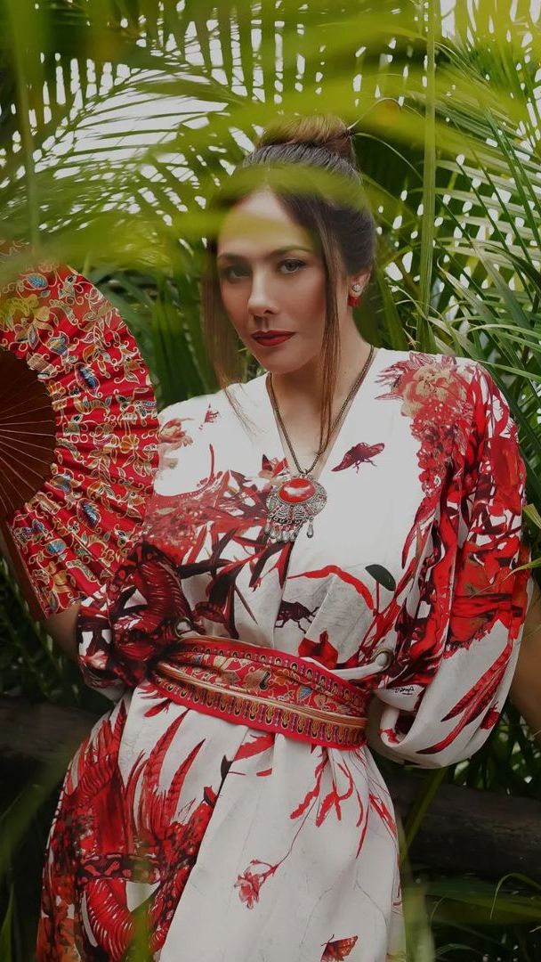 Wulan mengenakan pakaian mirip baju tradisional China, dengan kerah V neck serta beberapa aksesoris.
