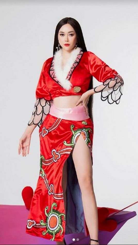 Outift Aura Kasih ala Cheongsam begitu nyentrik.