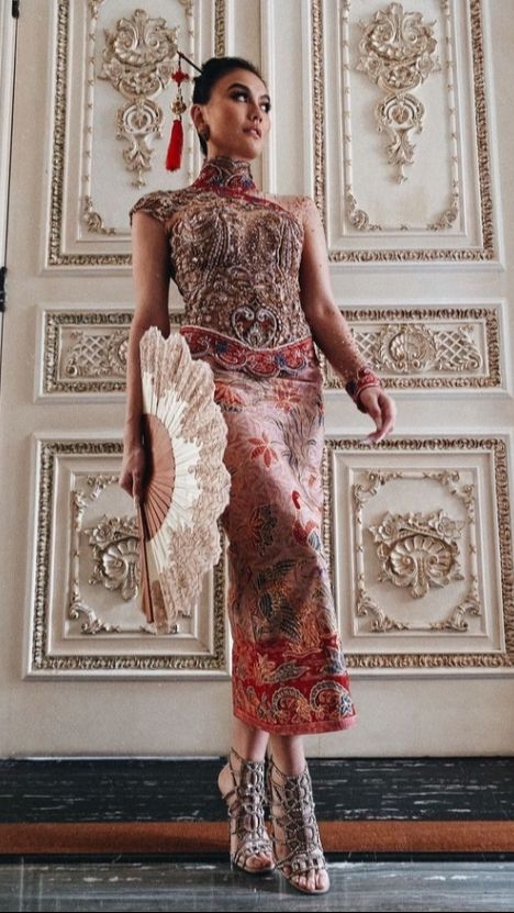 Agnez Mo tampil glamor dengan cheongsama penuh bordir di seluruh tubuh.