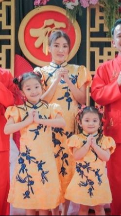 Keluarga Ruben Onsu tampil kompak dengan cheongsam warna kuning, sementara yang laki-laki warna merah.