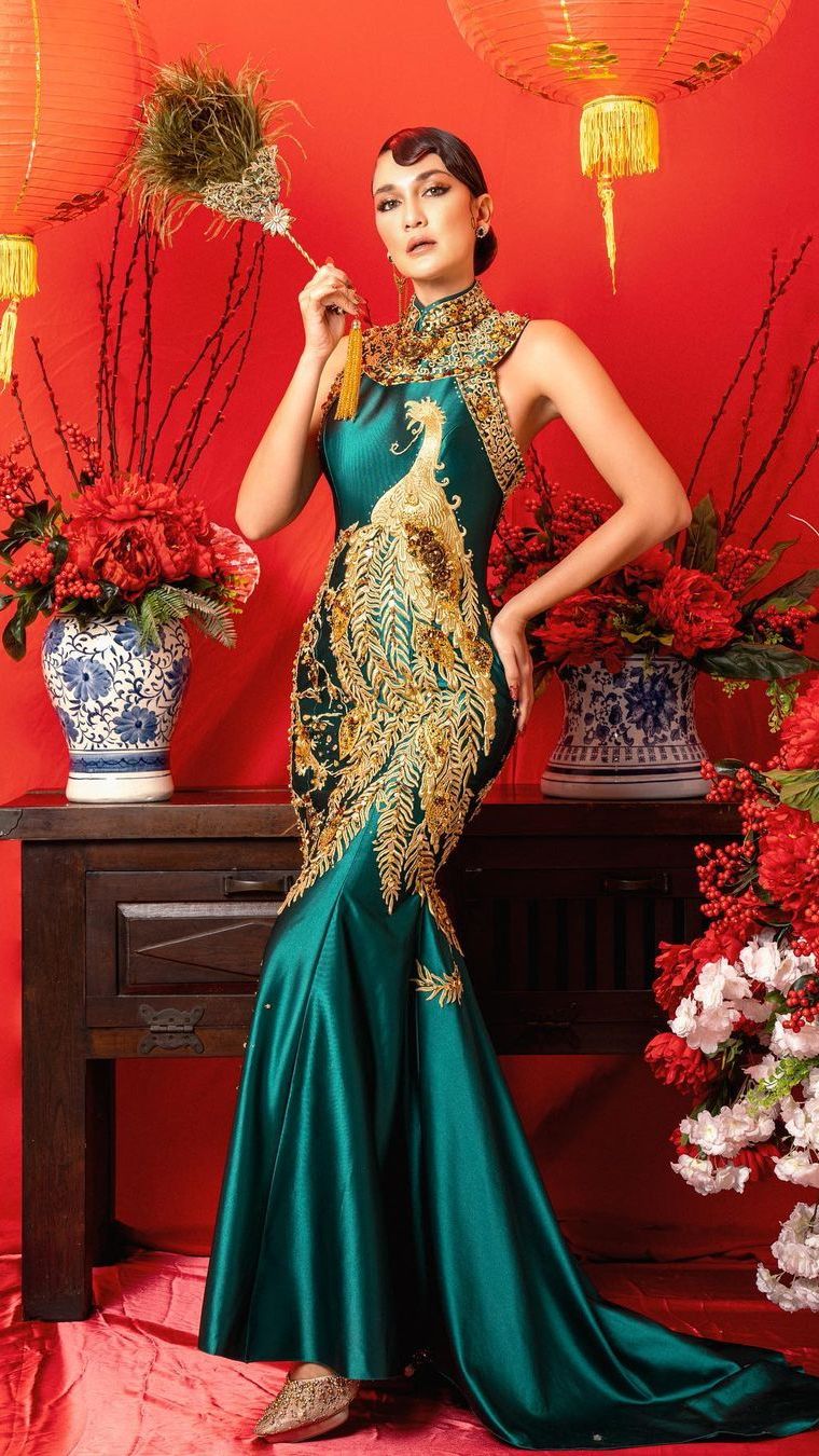 Luna Maya mengenakan pakaian tradisional China mirip baju Cheongsam yang didesain oleh desainer Raymond Leonard.