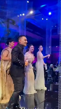 Pesta pernikahan itu pun dimeriahkan dengan kehadiran bintang tamu dari artis ternama