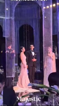Pasalnya doorprize dalam pernikahan itu di antaranya perhiasan Cartier hingga jam tangan Rolex