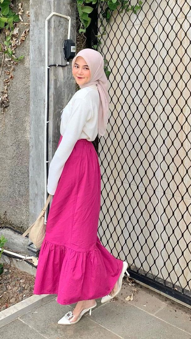 3 Inspirasi Hijab Look dengan Sentuhan Rok A-Line
