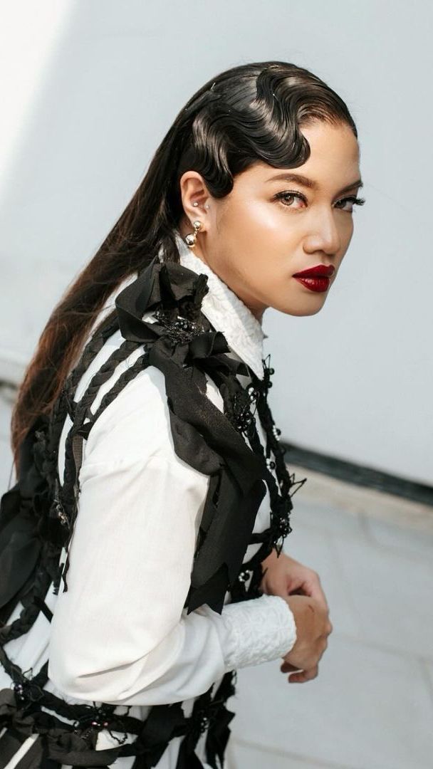 4 Makeup Bold Keren Cantika Abigail, Riasan Bibirnya Ikonik Banget!