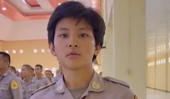 Komandan yang merekam video kemudian menanyakan kepada Fabiola soal kegiatan apa yang sedang ia ikuti.