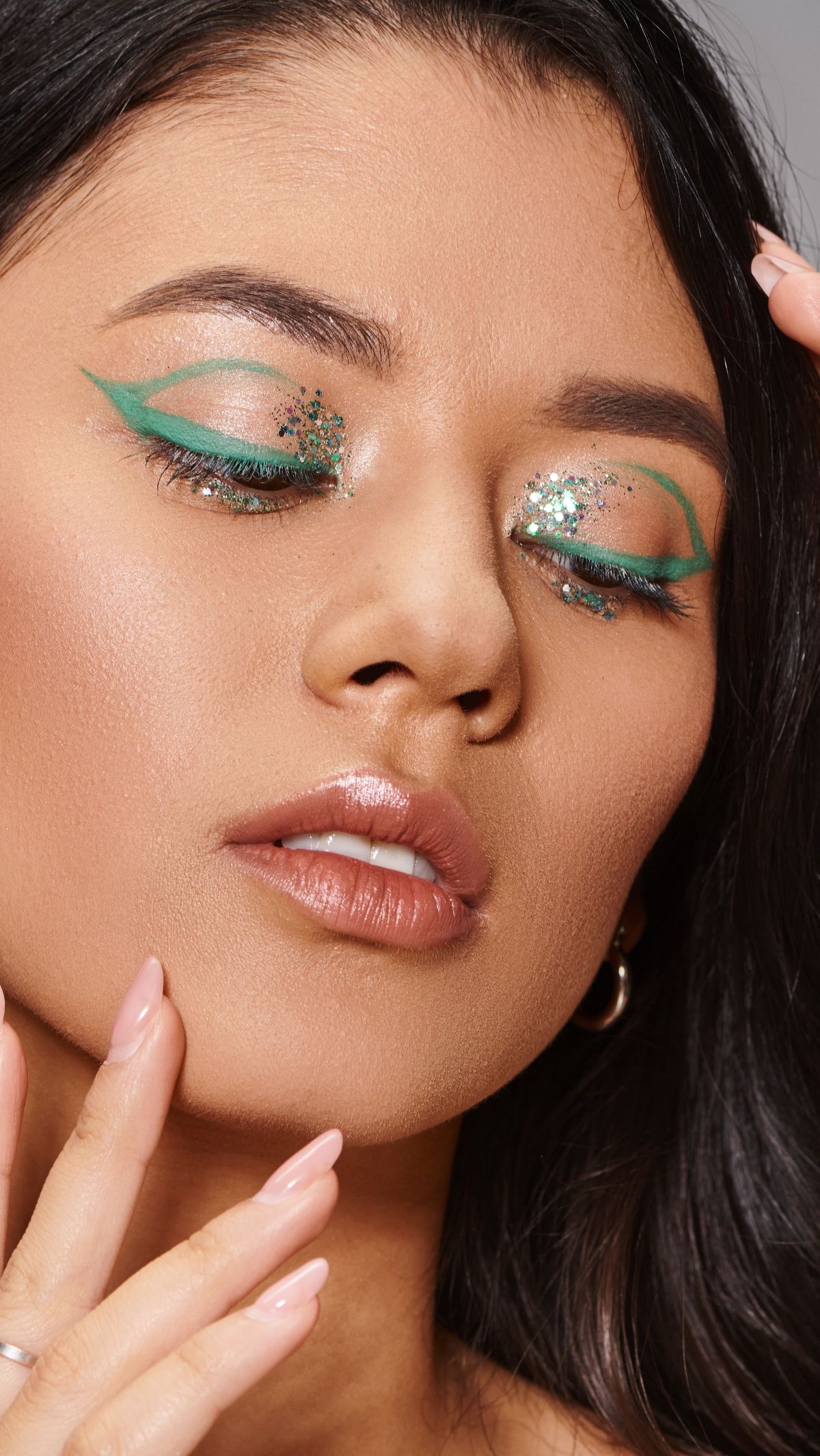 Ide 2 Makeup Mata Bergaya Festival, Look Jadi Hits Saat Ngonser