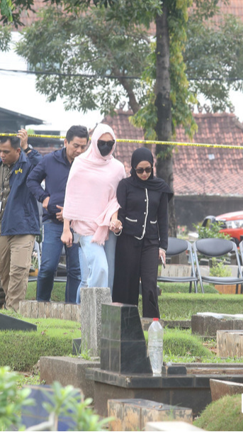 9 Potret Tamara Tyasmara Menangis Pilu Lihat Makam Putranya Dibongkar untuk Autopsi