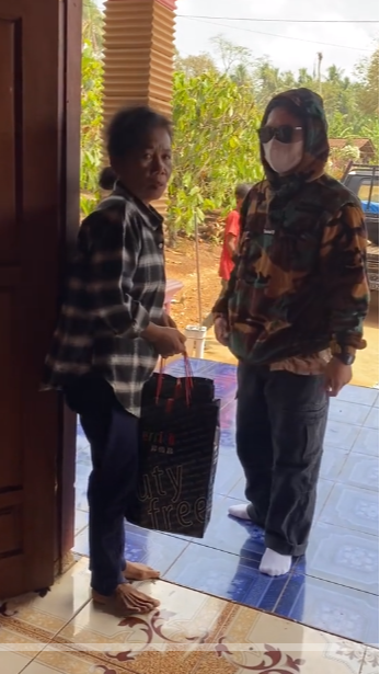 Momen Haru Pria Beri Kejutan Ibu Pulang Setelah 9 Tahun Merantau di Luar Negeri