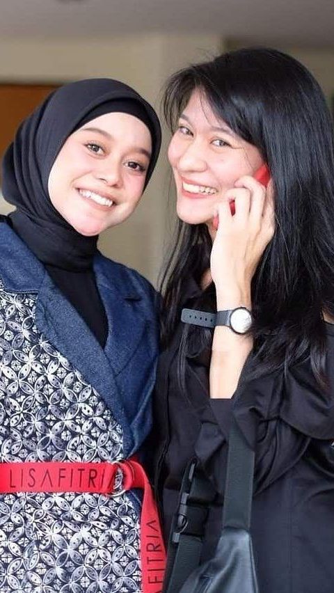 Riffie merupakan manager Lesti Kejora yang gayanya kece abis!