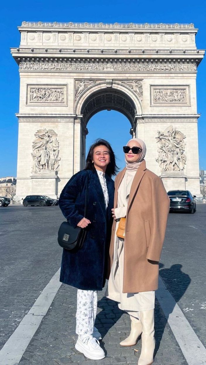 Manajer Dinda Hauw, Dianita Tiastuti tak kalah kece dari bosnya.