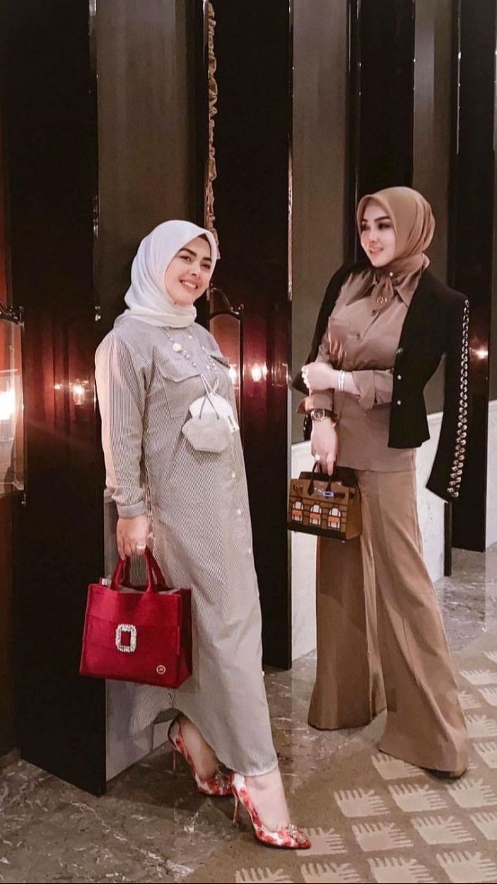Aisyahrani merupakan adik sekaligus manager Syahrini yang sama glamornya dengan sang artis.