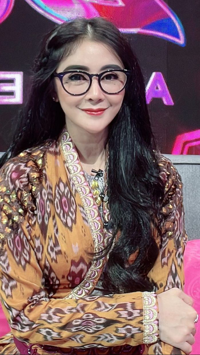 Saat ini tinggal di Bali mengikuti sang suami yang ditempatkan di Polda Bali Kabag Binkar SDM