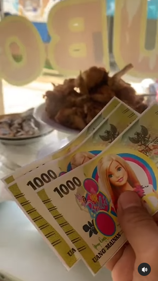 Reaksi Pedagang Saat Seorang Nenek Bayar Makanan Pakai Uang Monopoli