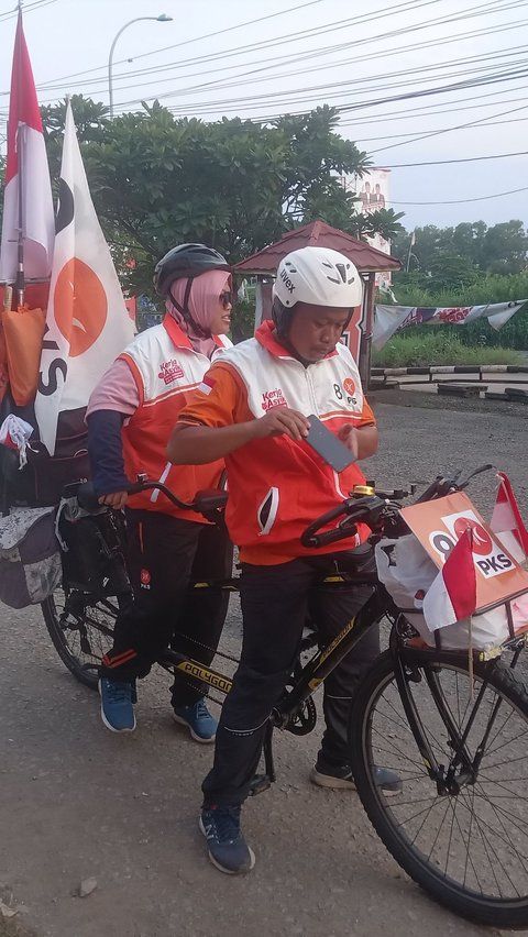 Cerita Pasangan Suami Istri Naik Sepeda dari Yogyakarta Datang ke Kampanye AMIN di JIS