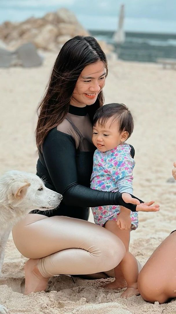 Meski tengah berada di pantai Felicya Angelista memilih mengenakan busana sopan.