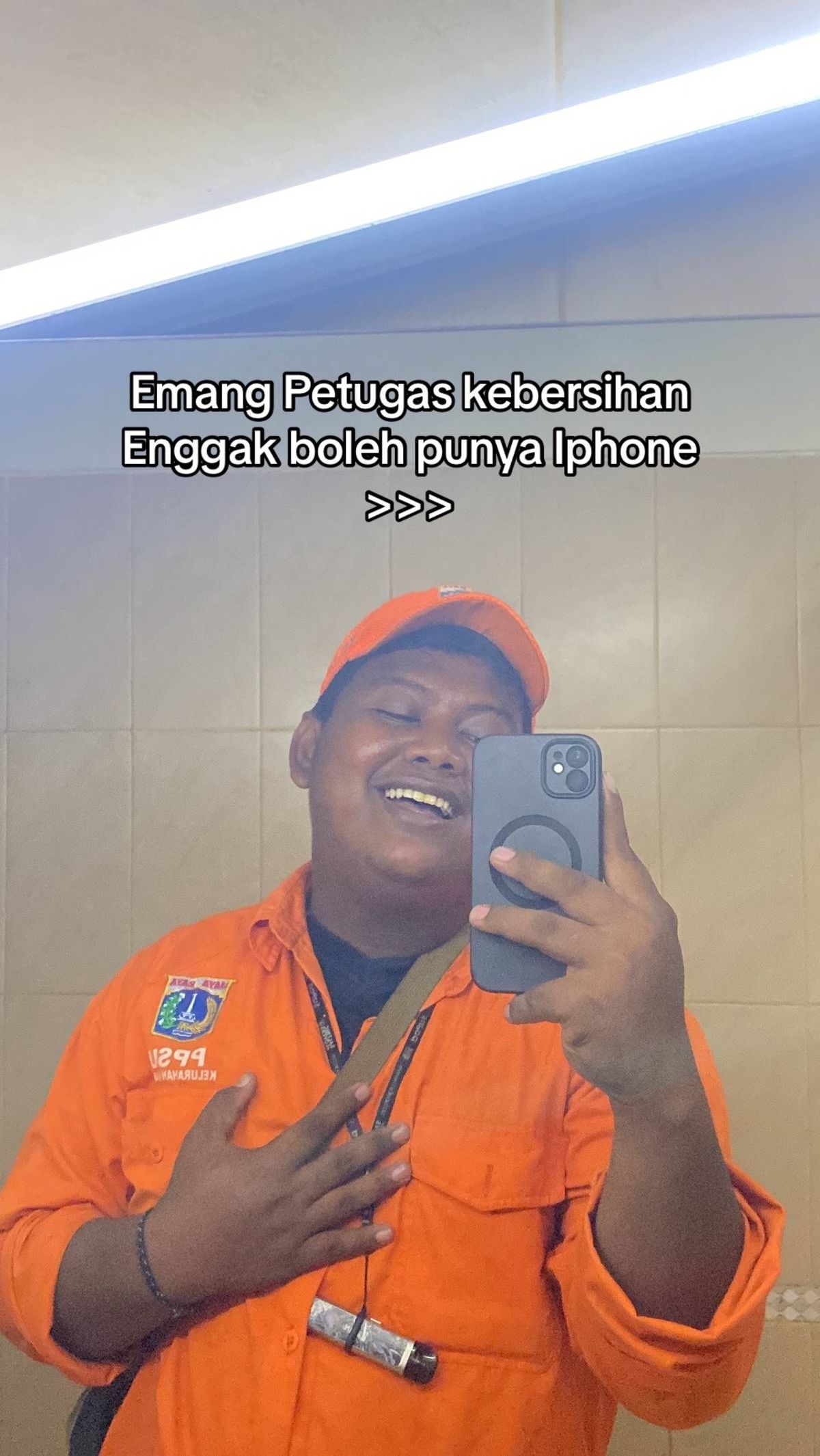 Kisah Haru Petugas Kebersihan yang Akhirnya Bisa Beli HP iPhone