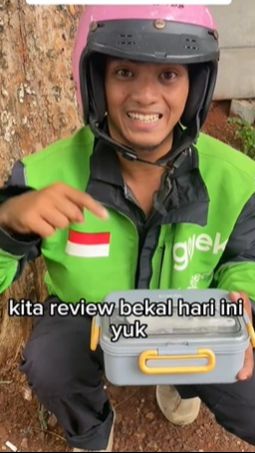 Diver ojol ini selalu dibuatkan bekal makan siang oleh sang istri