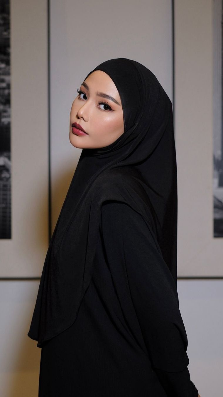 Dara Arafah Tampil Bold dan Sultry dengan Lipstik Merah, Pujian Mengalir
