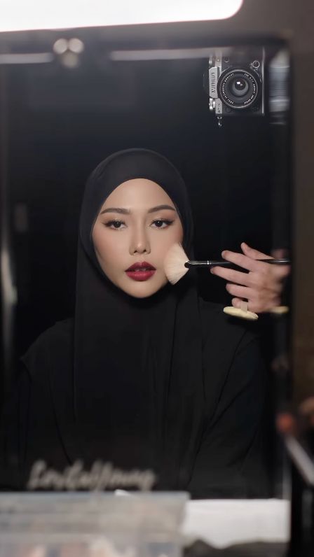 Lipstik Merah jadi Perhatian