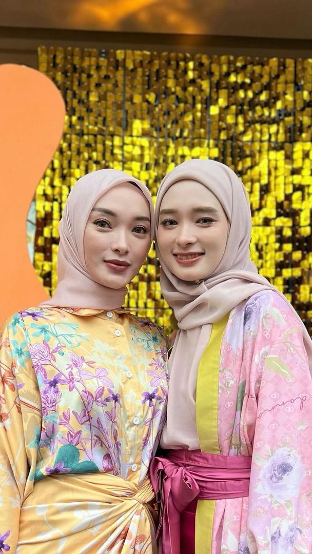 Akhirnya Bertemu, 8 Potret Zaskia Gotik dan Inara Rusli bak Saudara Kembar