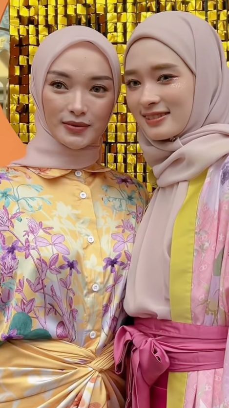 Inilah pertemuan pertama ali Zaskia Gotik dan Inara Rusli dalam sebuah acara fesyen.