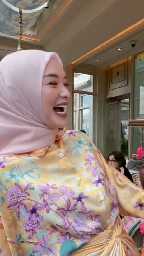 Zaskia Gotik terkesima melihat kecantikan Inara Rusli. Dia memuji kecantikan mantan istri Virgoun itu.