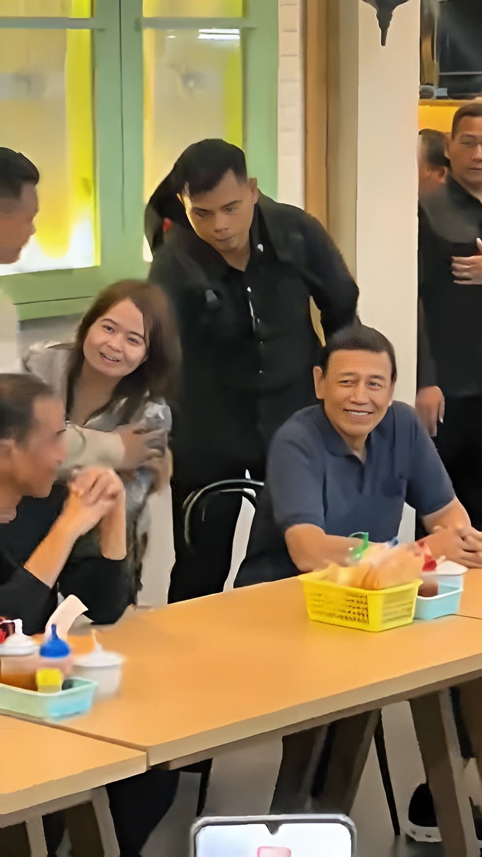 Saking Senangnya Bertemu Jokowi, Wanita Ini Sampai Bikin Paspampres Kewalahan