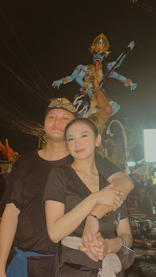 Tutup Kolom Komentar, Rizky Febian Pamer Momen Ikut Arak Ogoh-Ogoh di Bali Bareng Mahalini