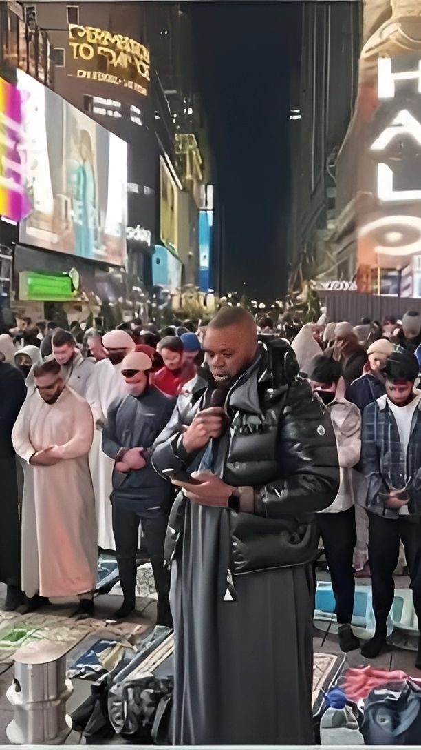 Potret Ratusan Muslim New York Gelar Sholat Tarawih di Times Square, Tetap Khusyuk di Tengah Suhu 4 Derajat Celcius