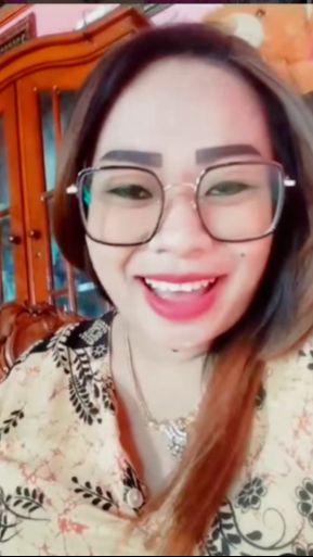 Rupanya Tante Lala tak melulu tampil dengan makeup tebal