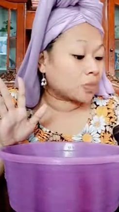 Dalam kesehariannya, Tante Lala biasa tampil natural