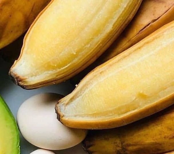 Pisang adalah sumber elektrolit alami seperti potasium yang esensial bagi fungsi otot yang optimal dalam tubuh. Kandungan kalium dalam pisang sangat penting untuk mendukung kegiatan olahraga, karena kadar kalium yang cukup dapat mencegah kelelahan otot.
