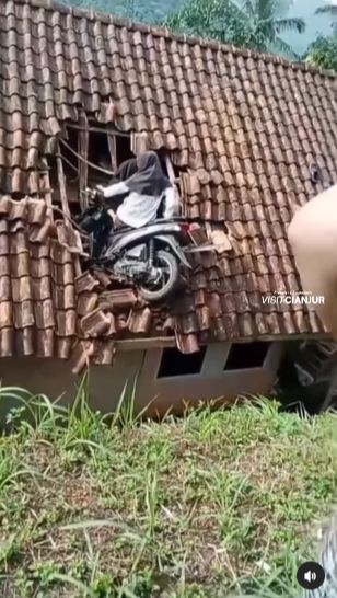 Agak Lain! Dua Cewek Naik Motor Nyangkut di Genteng Rumah Warga