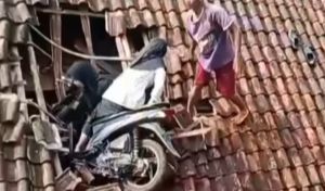Genteng Rumah Rusak Ketabrak Motor