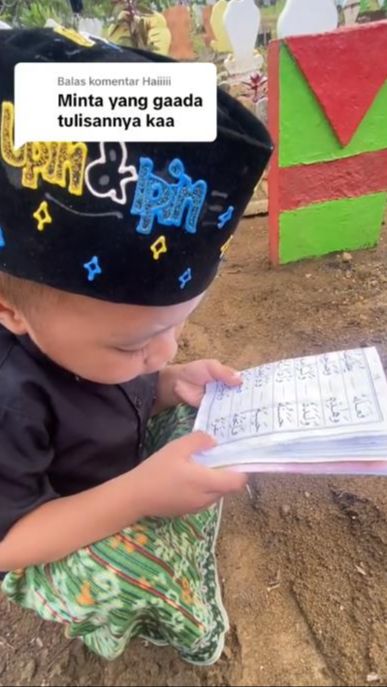 Gemes! Belum Bisa Baca Alquran, Bocah Cilik dengan Kopiah Upin Ipin Ini Ngaji Iqro di Makam Mbah Buyutnya