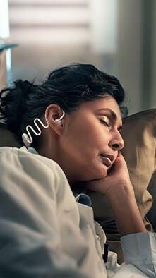 Wanita Alami Tuli karena Kebiasaan Tidur Sambil Dengarkan Musik Pakai Headphone Selama 2 Tahun