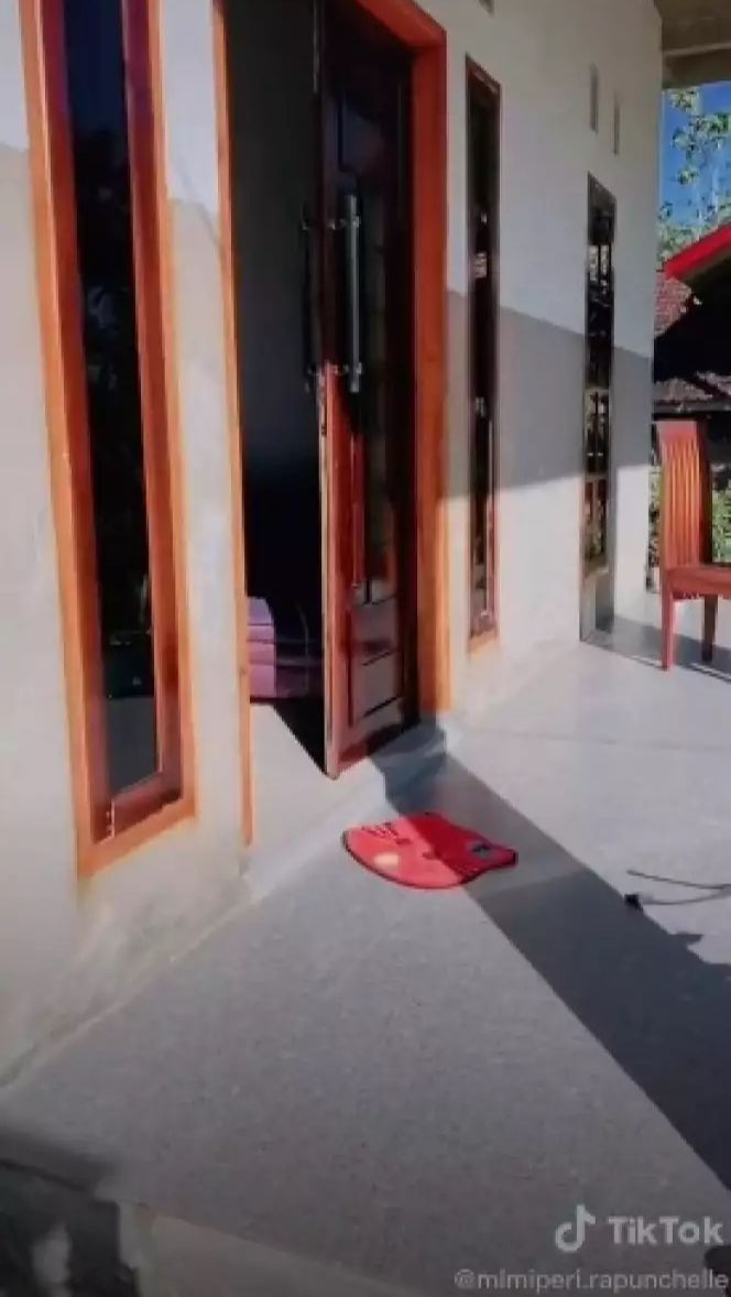 Sebelum memiliki rumah ini, Mimi Peri dan ibunya sempat tinggal di rumah kayu.