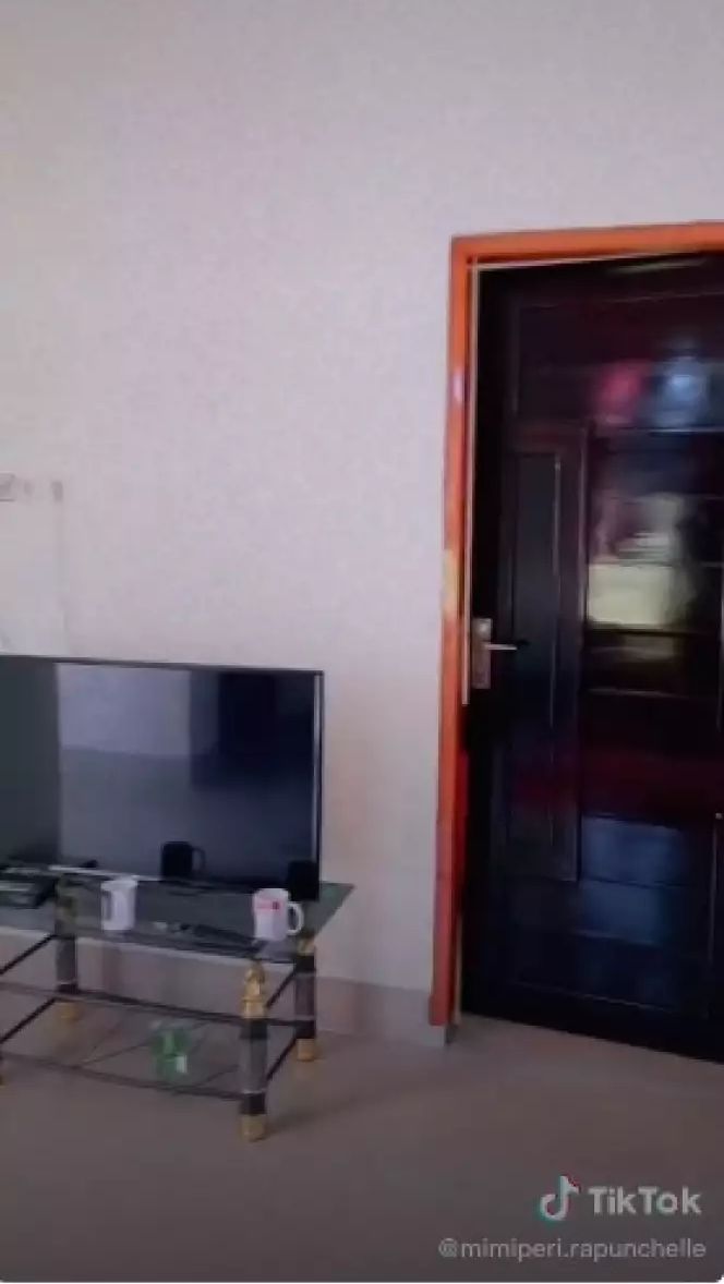 Ruang tengah berisi TV berukuran sedang.