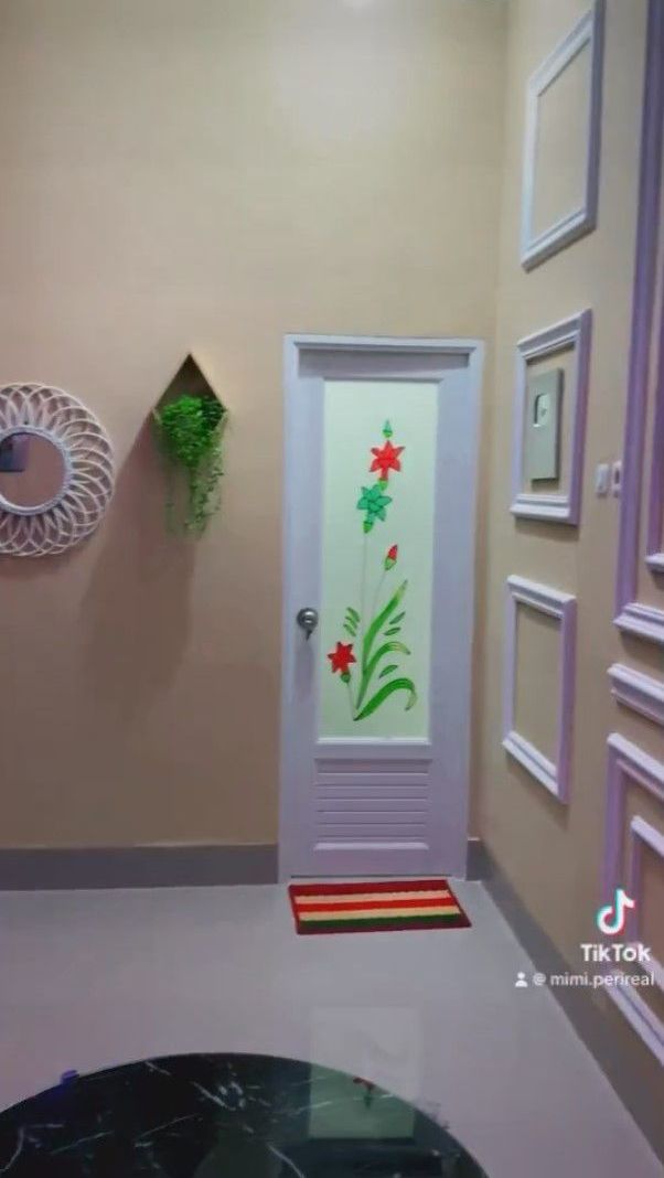 Begitu masuk dari pintu kamar, terlihat kamar Mimi Peri memiliki banyak panel-panel di dindingnya.
