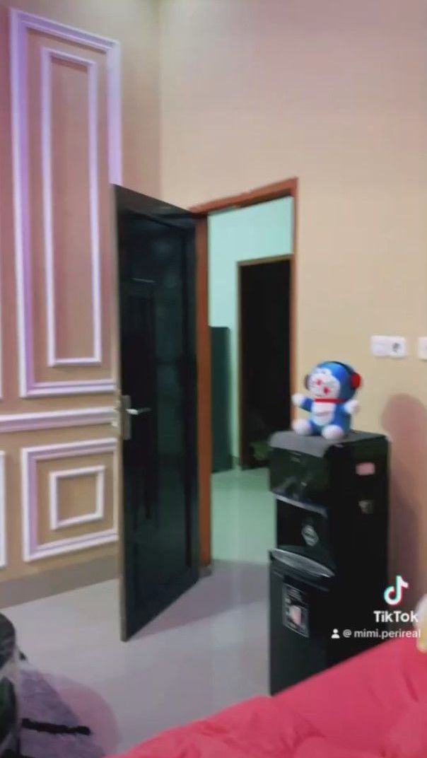 Tak perlu repot keluar kamar kalau haus, ia menaruh dispenser air di kamarnya.