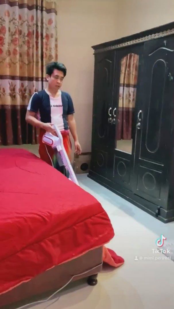 Mimi Peri memiliki lemari pakaian hitam untuk menaruh pakaiannya.