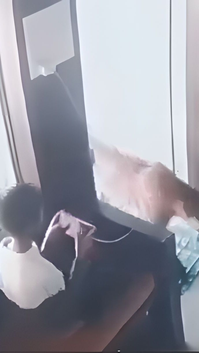 Bocah SD Pasrah Dihampiri Macan Tutul Nyasar dalam Rumah, Dikira Mau Menerkam Ternyata Cuma Dilewati